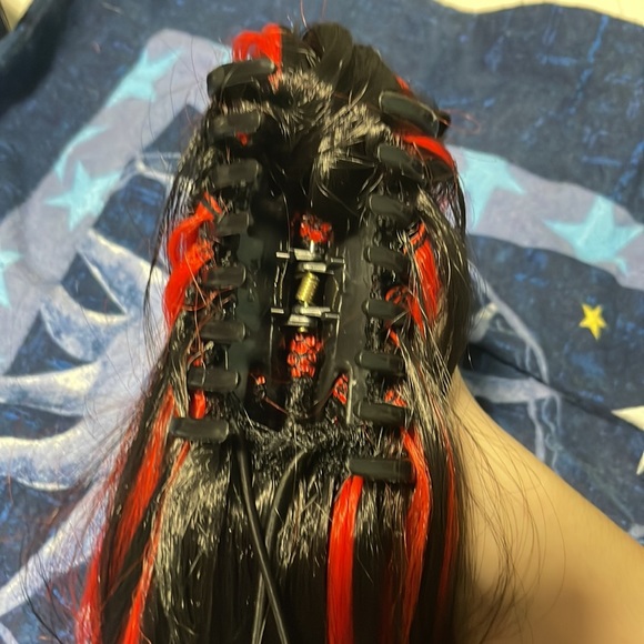 Cosplay red and black 2 piece wig - Picture 11 of 12